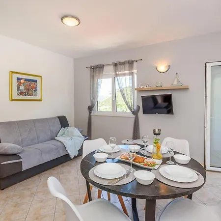 Lovely In With Swimming Pool Appartement