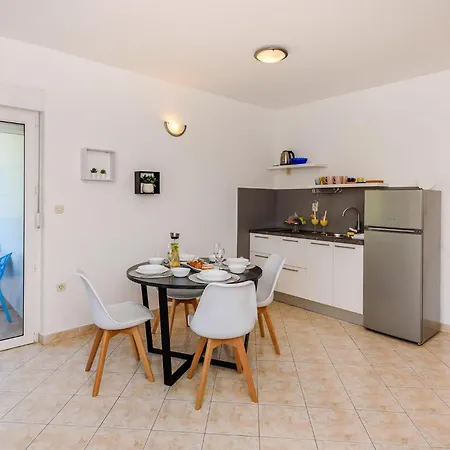 Apartmán Lovely In With Swimming Pool